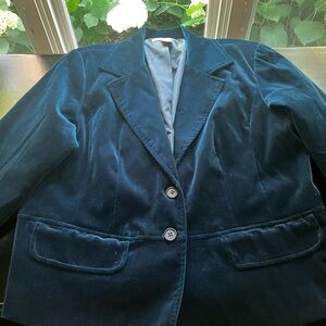Classic Blue Blazer with Notched Lapels and Structured Shoulders